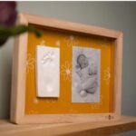 Petit ArtIchaut Cornice Classica Daisy Ochre
